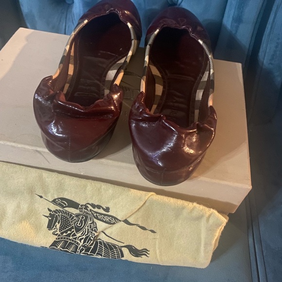 Burberry flats size 38 1/2 gently worn slight scratch on top of left shoe - Picture 4 of 4